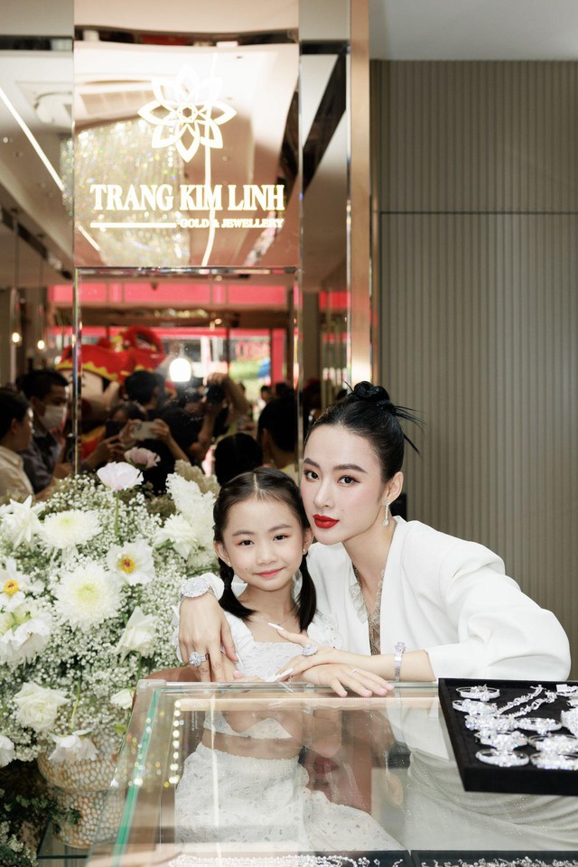 Angela Phương Trinh cùng con gái nuôi khai trương tiệm vàng Trang Kim Linh - Ảnh 1.