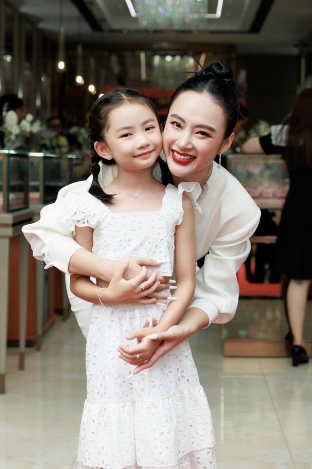 Angela Phương Trinh xuất hiện thanh lịch cùng con gái nuôi - Ảnh 2.