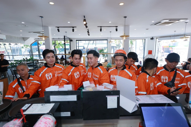 Chơi lớn như ShopeeFood, vừa có màn chào sân hoành tráng tại Buôn Ma Thuột đã khao ngay 2000 ly trà sữa miễn phí - Ảnh 1.
