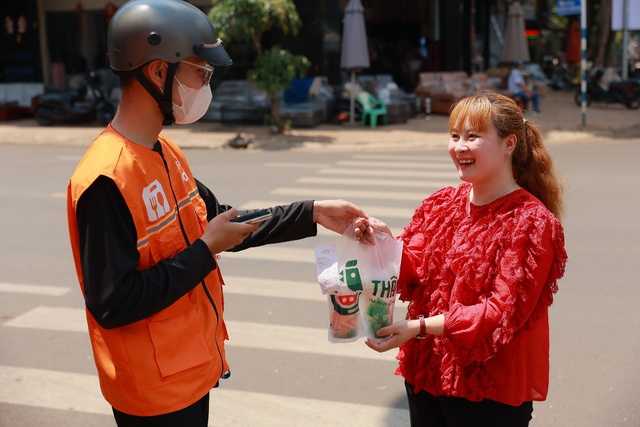 Chơi lớn như ShopeeFood, vừa có màn chào sân hoành tráng tại Buôn Ma Thuột đã khao ngay 2000 ly trà sữa miễn phí - Ảnh 7.