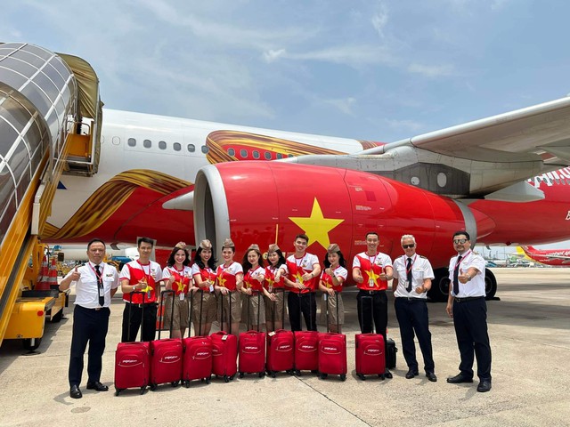 Rạng rỡ hình ảnh tiếp viên Vietjet cùng đồng phục cờ Tổ quốc mừng lễ 30/4 - Ảnh 1.