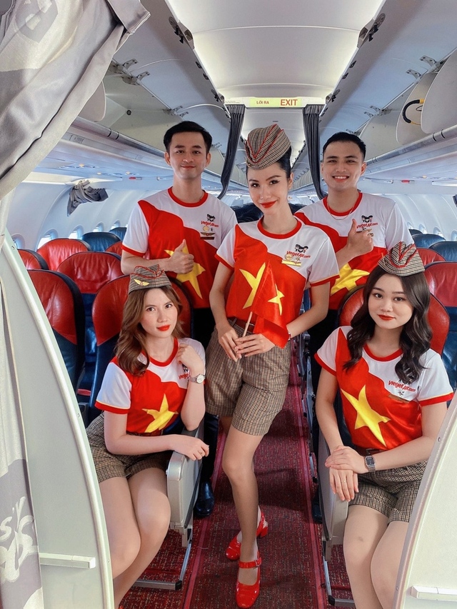 Rạng rỡ hình ảnh tiếp viên Vietjet cùng đồng phục cờ Tổ quốc mừng lễ 30/4 - Ảnh 2.