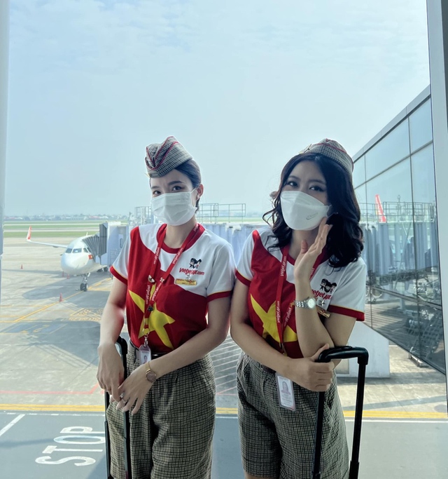 Rạng rỡ hình ảnh tiếp viên Vietjet cùng đồng phục cờ Tổ quốc mừng lễ 30/4 - Ảnh 3.