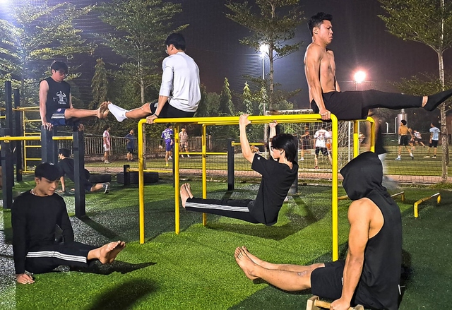 Nam sinh FPT nắm xà luyện street workout mỗi ngày, vì trường đầu tư sân tập xịn thế cơ mà - Ảnh 1.