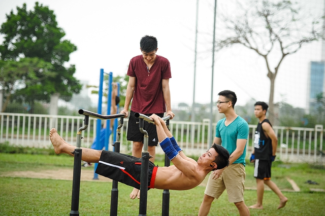 Nam sinh FPT nắm xà luyện street workout mỗi ngày, vì trường đầu tư sân tập xịn thế cơ mà - Ảnh 3.