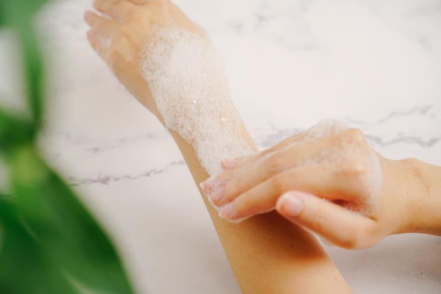 Thử mẹo chăm da của Xo&agrave;i Non v&agrave; loạt beauty reviewer: Đơn giản m&agrave; hiệu quả, &ldquo;c&acirc;n&rdquo; đẹp cả mụn lưng để tự tin đ&oacute;n h&egrave; - Ảnh 5.