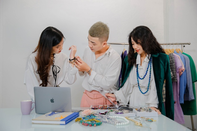 Sinh viên Thiết kế thời trang HUTECH học cùng chuyên gia, tự tổ chức show để sẵn sàng… “hái ra tiền” - Ảnh 2.