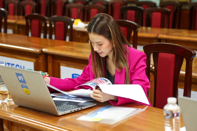 Sinh viên Thiết kế thời trang HUTECH học cùng chuyên gia, tự tổ chức show để sẵn sàng… “hái ra tiền” - Ảnh 3.