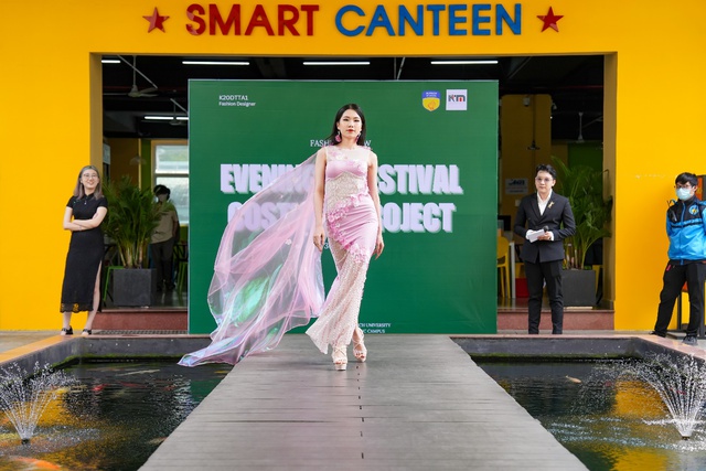 Sinh viên Thiết kế thời trang HUTECH học cùng chuyên gia, tự tổ chức show để sẵn sàng… “hái ra tiền” - Ảnh 4.