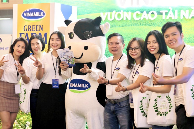 Vinamilk dẫn đầu Top 100 Nh&agrave; tuyển dụng được y&ecirc;u th&iacute;ch nhất năm 2022 của CareerBuilder - Ảnh 1.