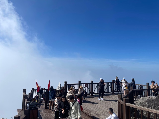 Fansipan mát như tủ lạnh, du khách rủ nhau lên săn mây, ngắm thung lũng hoa hồng lớn nhất Việt Nam - Ảnh 1.