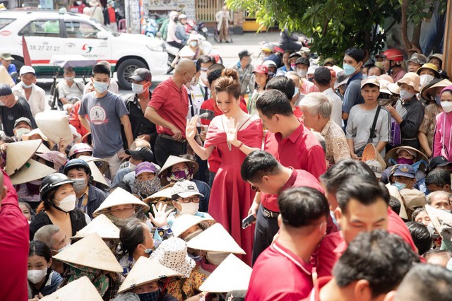 Hoa hậu B&ugrave;i Thị H&agrave; đ&oacute;n sinh nhật c&ugrave;ng b&agrave; con ngh&egrave;o - Ảnh 4.