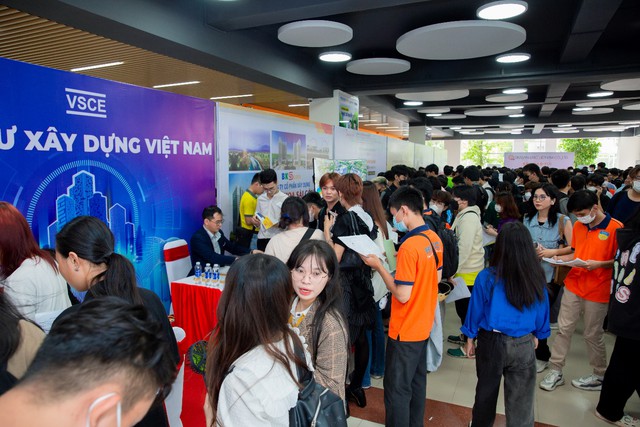 Sinh vi&ecirc;n Kiến tr&uacute;c - X&acirc;y dựng HUTECH được doanh nghiệp đến trường &ldquo;săn đ&oacute;n&rdquo; - Ảnh 1.