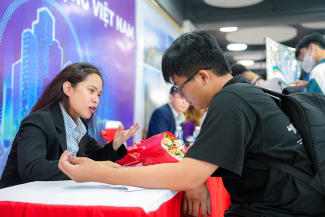 Sinh vi&ecirc;n Kiến tr&uacute;c - X&acirc;y dựng HUTECH được doanh nghiệp đến trường &ldquo;săn đ&oacute;n&rdquo; - Ảnh 4.