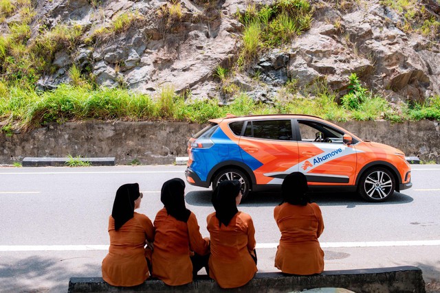 Hội bạn thân U70 tự lái ô tô điện dán decal thể thao khám phá Đà Nẵng ngầu không kém gì hội bạn thanh xuân - Ảnh 11.