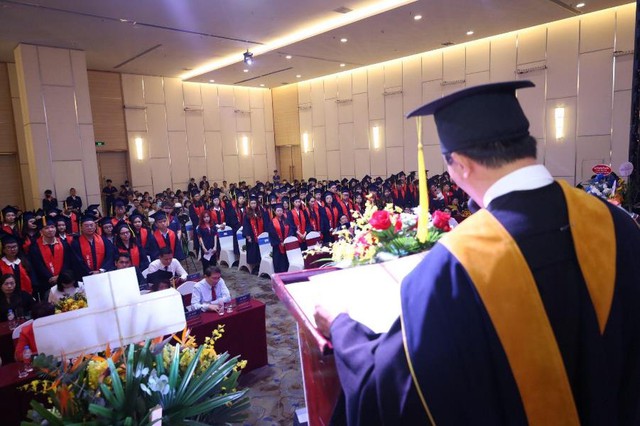 Những khoảnh khắc ấn tượng trong ngày lễ tốt nghiệp của hơn 300 sinh viên Cao đẳng Việt Mỹ - Ảnh 8.