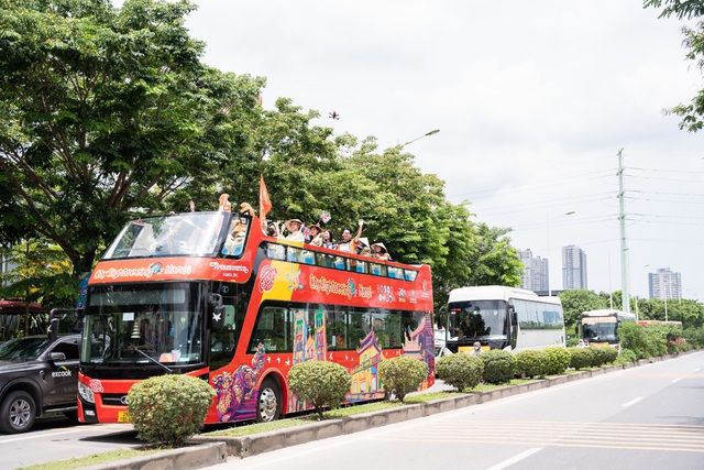 Ng&agrave;y hội định hướng độc lạ - sinh vi&ecirc;n ho&aacute; th&acirc;n th&agrave;nh qu&yacute; tộc, ch&aacute;y c&ugrave;ng đại nhạc hội - Ảnh 2.