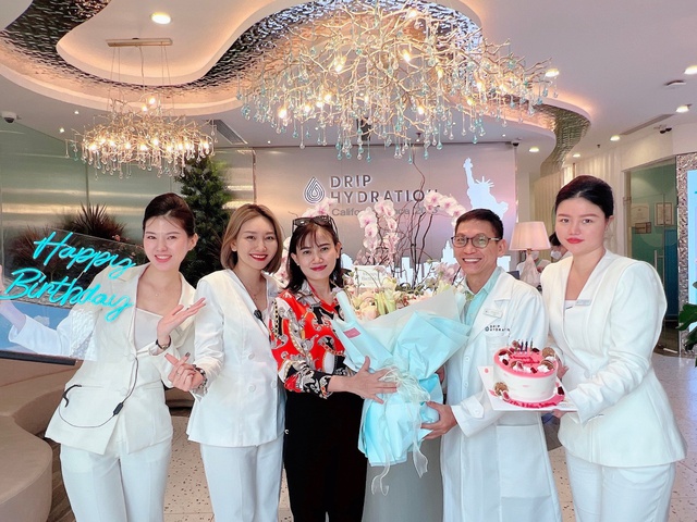 Một buổi lễ chúc mừng sinh nhật khách hàng tại Drip Việt Nam.
