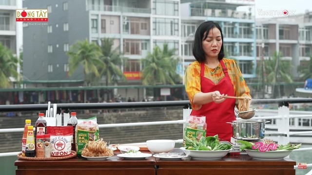 Bích Phương nói là làm: Trở lại với show giải trí “Hành Trình Rực Rỡ” do VIFON tài trợ, còn tự tay lột hải sản cho “tiền bối” - Ảnh 6.