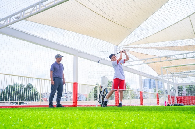 Chiêm ngưỡng “ngôi trường sắc màu” Royal School nổi bật giữa trời hạ - Ảnh 1.