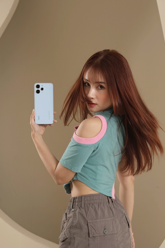 Người d&ugrave;ng bật m&iacute; l&yacute; do phải l&ograve;ng smartphone &ldquo;tốt gỗ tốt cả nước sơn&rdquo; Redmi 12 - Ảnh 1.