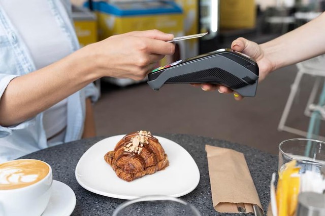 Thẻ t&iacute;n dụng quốc tế: Khi tiện lợi gặp an to&agrave;n kh&ocirc;ng tiếp x&uacute;c - Ảnh 1.