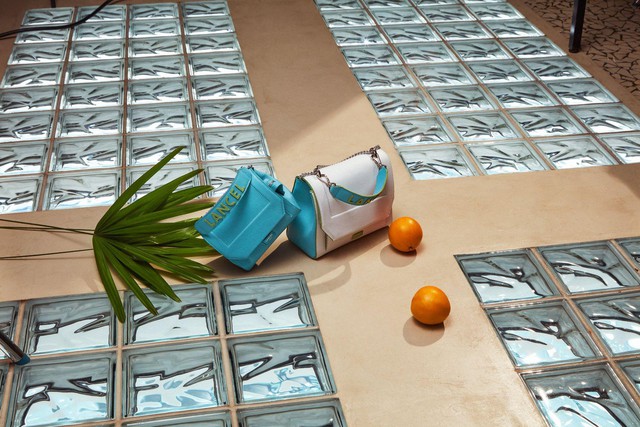 Jun Vũ v&agrave; Chloe Nguyễn chụp c&ugrave;ng hoa tươi v&agrave; t&uacute;i xinh, kỷ niệm 1 năm khai trương cửa h&agrave;ng Lancel Saigon Centre - Ảnh 5.