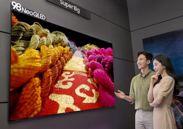 &ldquo;G&atilde; khổng lồ&rdquo; Samsung giới thiệu TV 4K khổng lồ 98 inch, đẳng cấp l&agrave; m&atilde;i m&atilde;i - Ảnh 2.