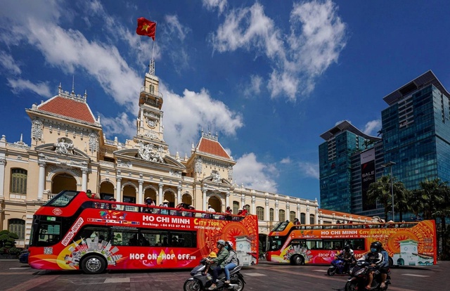 Kho&aacute;c ba l&ocirc; l&ecirc;n v&agrave; đi du lịch c&ugrave;ng AI - Ảnh 4.