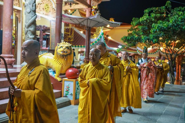 Đ&ocirc;ng đảo du kh&aacute;ch đến n&uacute;i B&agrave; Đen tham dự Lễ v&iacute;a B&agrave; lớn nhất trong năm - Ảnh 1.