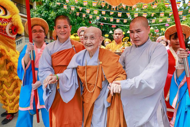 Đ&ocirc;ng đảo du kh&aacute;ch đến n&uacute;i B&agrave; Đen tham dự Lễ v&iacute;a B&agrave; lớn nhất trong năm - Ảnh 4.
