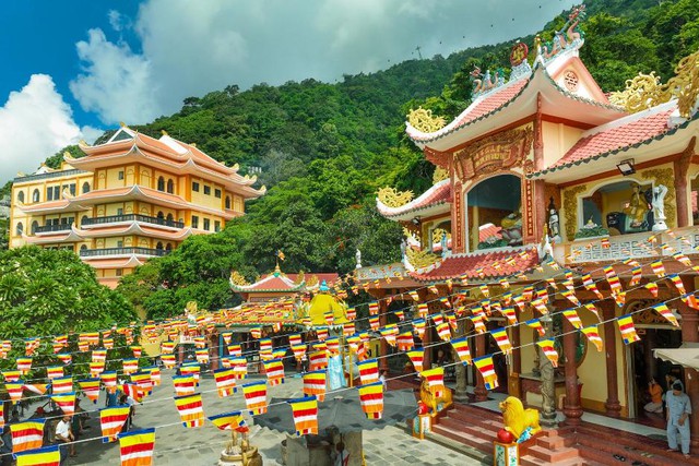 Đ&ocirc;ng đảo du kh&aacute;ch đến n&uacute;i B&agrave; Đen tham dự Lễ v&iacute;a B&agrave; lớn nhất trong năm - Ảnh 5.