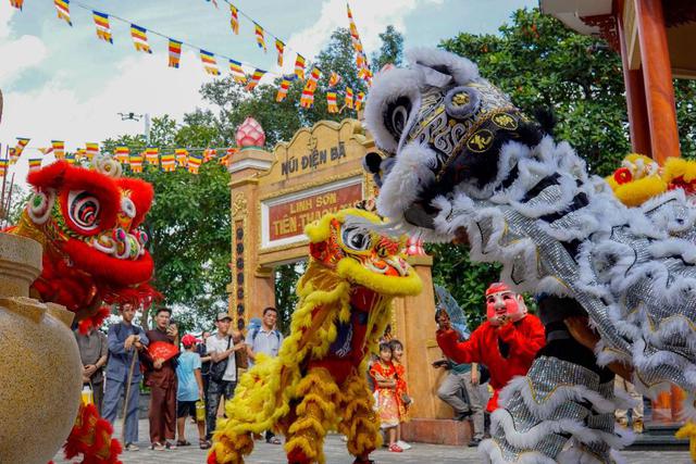 Đ&ocirc;ng đảo du kh&aacute;ch đến n&uacute;i B&agrave; Đen tham dự Lễ v&iacute;a B&agrave; lớn nhất trong năm - Ảnh 6.