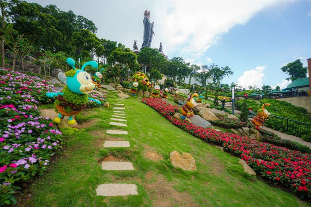 Đ&ocirc;ng đảo du kh&aacute;ch đến n&uacute;i B&agrave; Đen tham dự Lễ v&iacute;a B&agrave; lớn nhất trong năm - Ảnh 7.