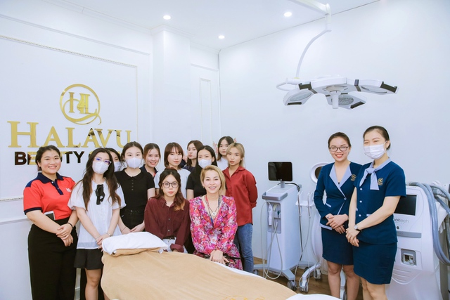 Sinh vi&ecirc;n Cao đẳng Văn Lang S&agrave;i G&ograve;n c&ugrave;ng giảng vi&ecirc;n Bảo Ch&acirc;u tham quan Halavu Clinic - Ảnh 1.