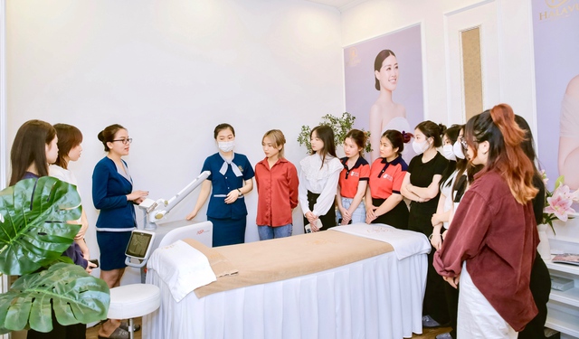 Sinh vi&ecirc;n Cao đẳng Văn Lang S&agrave;i G&ograve;n c&ugrave;ng giảng vi&ecirc;n Bảo Ch&acirc;u tham quan Halavu Clinic - Ảnh 3.