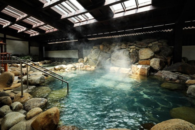 Đi ngược xu hướng lên rừng xuống biển: tắm onsen giữa mùa hè tại Yoko Onsen Quang Hanh đang được ưa chuộng - Ảnh 2.