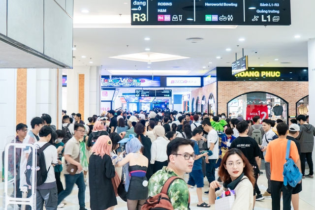 Săn sale 50%++ &ldquo;h&agrave;ng hiệu gi&aacute; hời&rdquo;, h&agrave;ng ng&agrave;n gia đ&igrave;nh k&eacute;o tới c&aacute;c trung t&acirc;m thương mại trong Lễ hội mua sắm Đỏ - Ảnh 1.