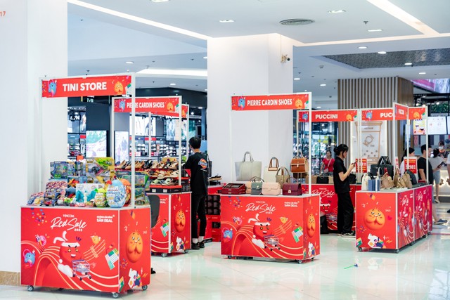 Săn sale 50%++ &ldquo;h&agrave;ng hiệu gi&aacute; hời&rdquo;, h&agrave;ng ng&agrave;n gia đ&igrave;nh k&eacute;o tới c&aacute;c trung t&acirc;m thương mại trong Lễ hội mua sắm Đỏ - Ảnh 2.