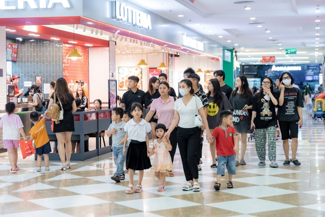 Săn sale 50%++ “hàng hiệu giá hời”, hàng ngàn gia đình kéo tới các trung tâm thương mại trong Lễ hội mua sắm Đỏ - Ảnh 7.