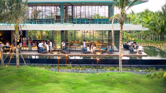 Wink Hotels tại Đà Nẵng gây ấn tượng với bãi biển Blush Beach Club - Ảnh 1.