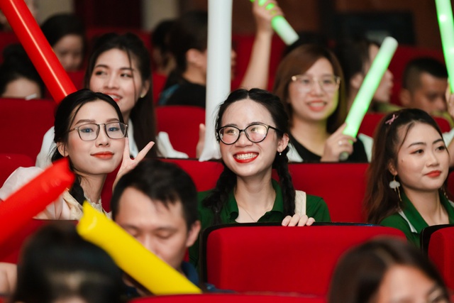 Thần th&aacute;i ngời ngời tạo n&ecirc;n loạt tiết mục ấn tượng của banker nh&agrave; xanh l&aacute; - Ảnh 8.