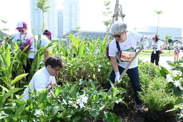 Hơn 300 người dân Bình Dương cùng tham gia lễ trồng cây “cánh rừng quê hương” - Ảnh 4.