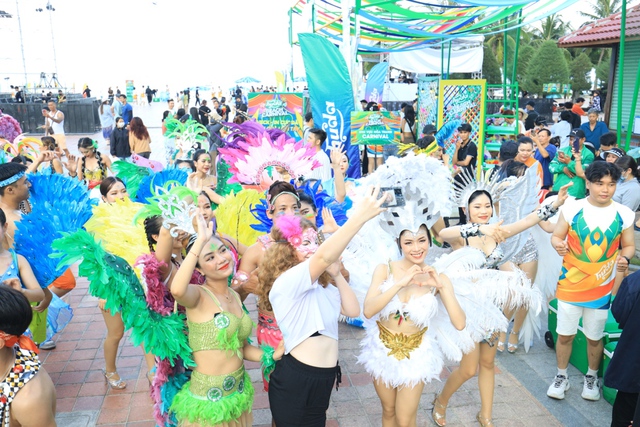 Theo chân giới trẻ chào đón lễ hội biển Huda Beach Carnival rực rỡ sắc màu tại miền Trung - Ảnh 2.