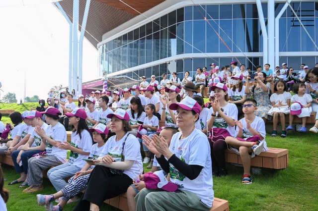 Hơn 300 người dân Bình Dương cùng tham gia lễ trồng cây “cánh rừng quê hương” - Ảnh 2.