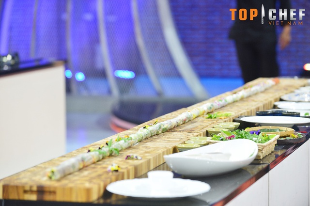Các đầu bếp đồng lòng tạo kỷ lục, thực hiện gỏi cuốn dài hơn 3 mét tại Top Chef - Ảnh 2.