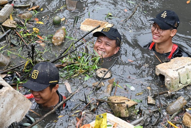 Nhóm bạn trẻ ngâm mình dọn rác ở TP.HCM: Mong phòng bệnh để nhóm đi được đường dài - Ảnh 1.