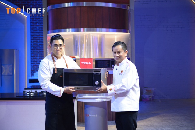 Các đầu bếp đồng lòng tạo kỷ lục, thực hiện gỏi cuốn dài hơn 3 mét tại Top Chef - Ảnh 8.