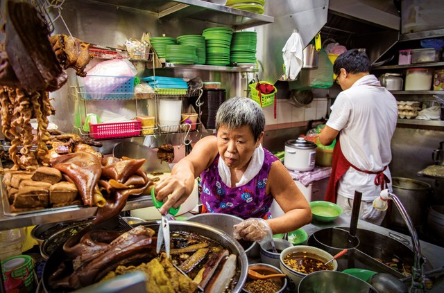 Một ngày trải nghiệm ẩm thực bình dân Singapore chuẩn vị như người bản địa - Ảnh 3.