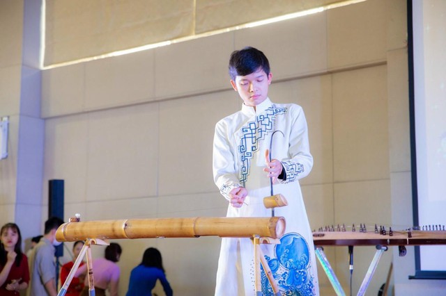 Thầy nhạc cụ &ldquo;vạn người m&ecirc;&rdquo; của Trường ĐH FPT - H&agrave; Nội - Ảnh 3.